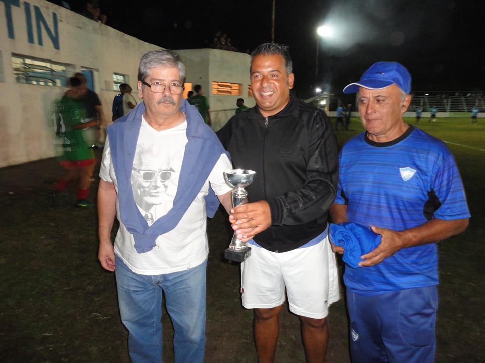 Mauro Sanders DT de Agustin Alvarez recibiendo trofeo de manos de Martin Baztarrica y Ruben Ferreyra