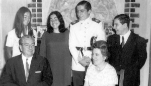 ELSA E. DE URIONA JUNTO A SU ESPOSO E HIJOS