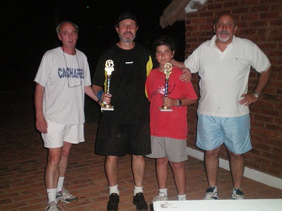 La pareja ganadora Herrero - Velez junto a miembros de la subcomisión de tenis.