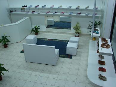 Una vista del salón de ventas. Una vista del salón de ventas.