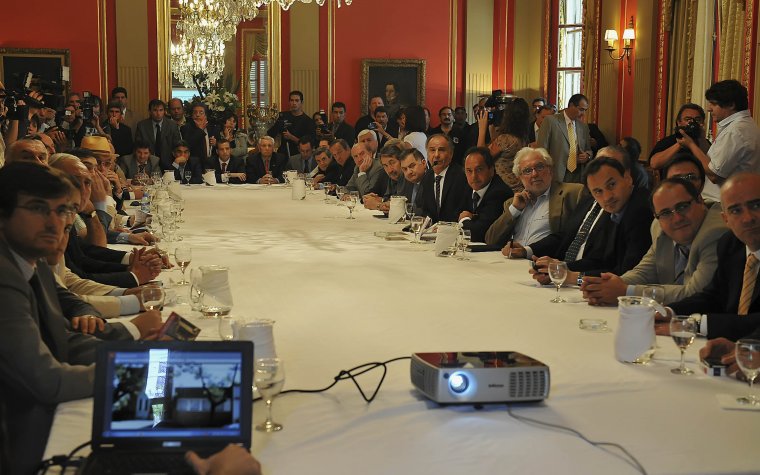 El gobernador Daniel Scioli alentó hoy la “articulación” de la cultura, la educación y el deporte “para promover valores”, al entregar casi 8 millones de pesos a 38 municipios, que serán destinados a la recuperación del patrimonio histórico como parte del programa provincial Recuperarq. El gobernador Daniel Scioli alentó hoy la “articulación” de la cultura, la educación y el deporte “para promover valores”, al entregar casi 8 millones de pesos a 38 municipios, que serán destinados a la recuperación del patrimonio histórico como parte del programa provincial Recuperarq.