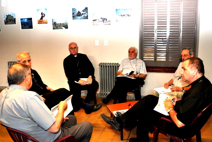 Monseñor Elizalde junto a miembros de la Comisión Episcopal de Catequesis y Pastoral Bíblica. Monseñor Elizalde junto a miembros de la Comisión Episcopal de Catequesis y Pastoral Bíblica.