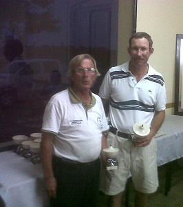 Oscar Cobas, vicepresidente de Fenoba, entrega el premio a Claudio Quintana,ganador en Pre-senior Cat. 0-12