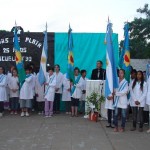 Banderas de ceremonias de la propia escuela y de otras que participaron del acto