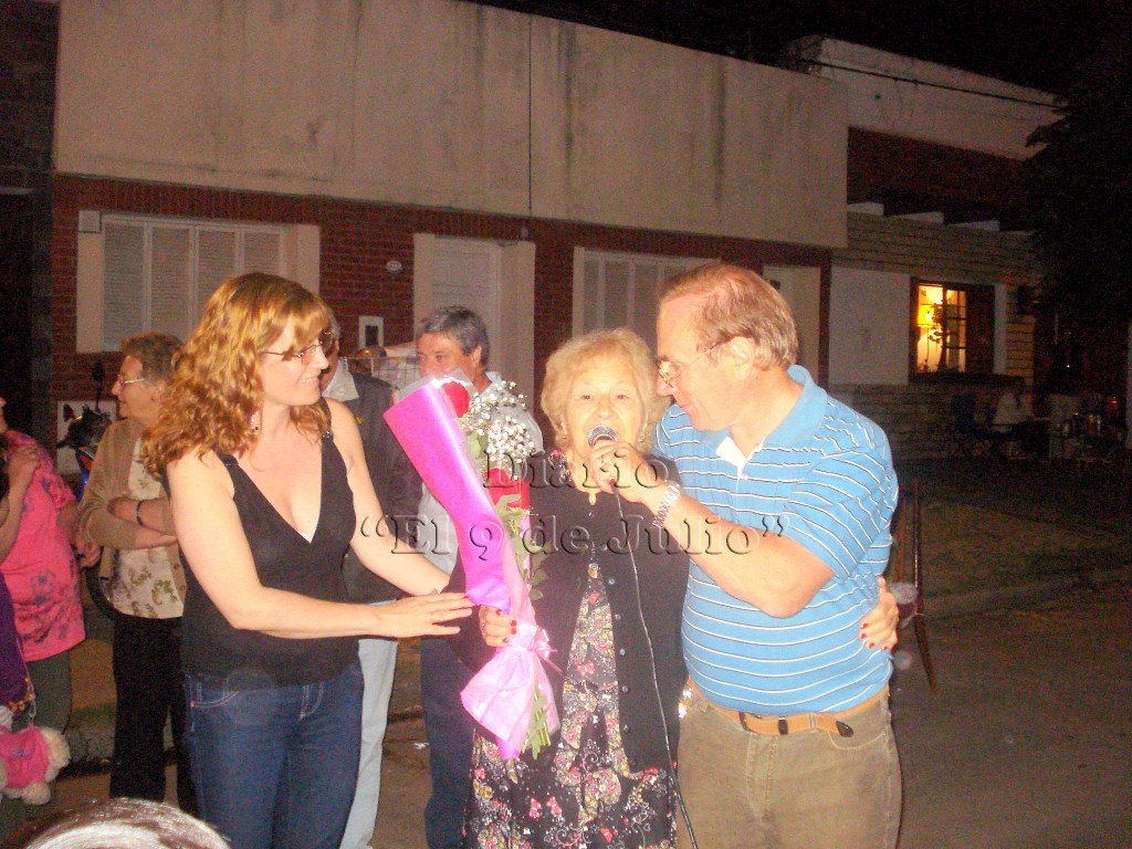 Juanita Lozano de Podestá, la vecina más antigua recibió un ramo de flores.