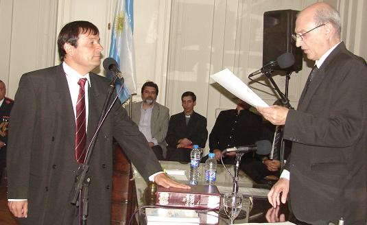 Fernandez presta juramento como concejal electo.