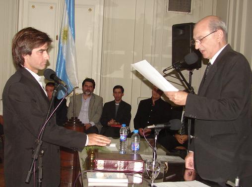 Guillermo Rodríguez presta juramento como concejal electo.