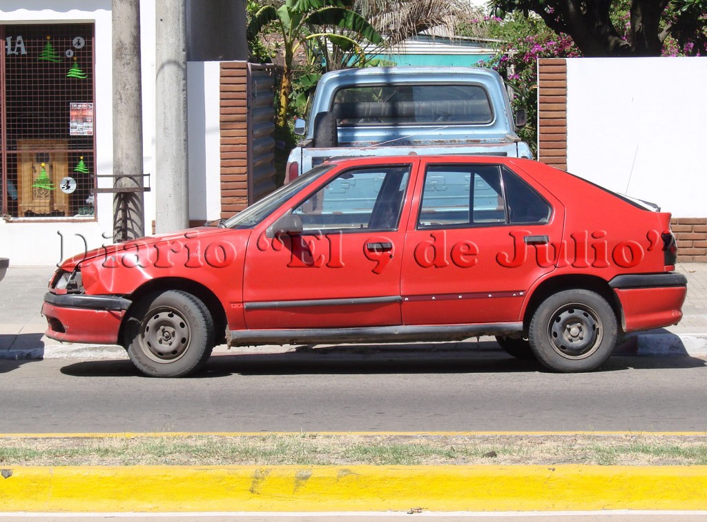 Automóvil estacionado en la salida de un garage.