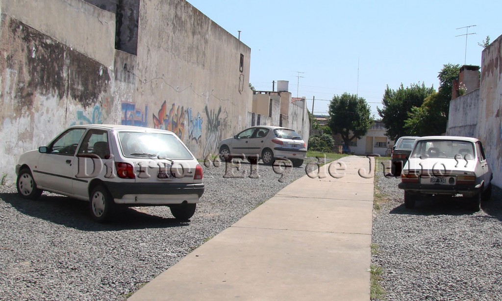 Estacionamiento del supermercado, con varios espacios libres. Estacionamiento del supermercado, con varios espacios libres.