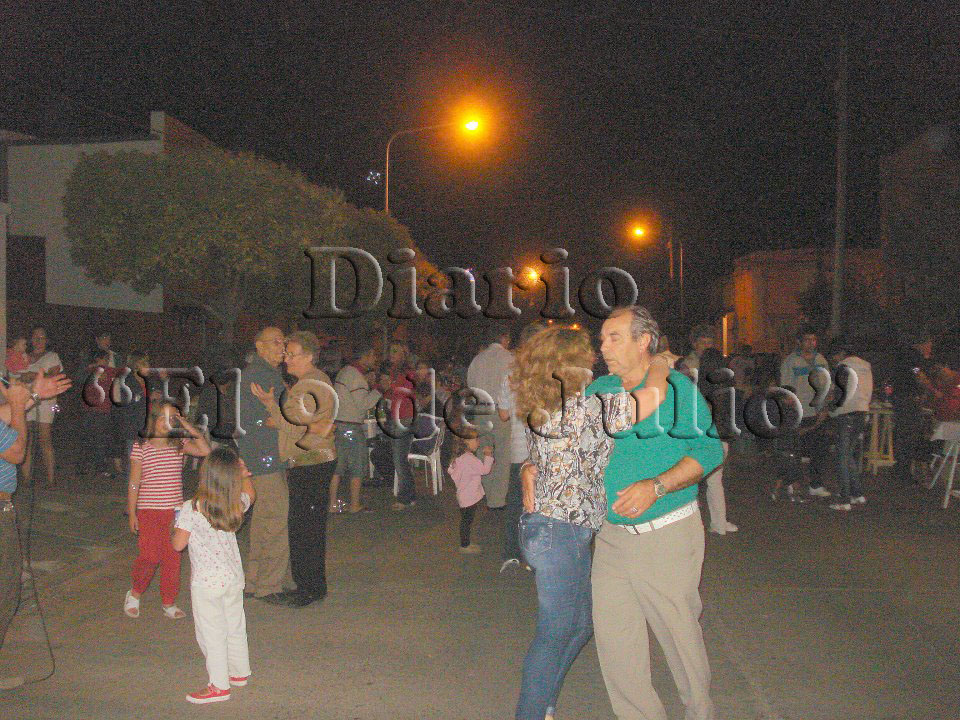 Los vecinos bailan al compás de la música. Los vecinos bailan al compás de la música.