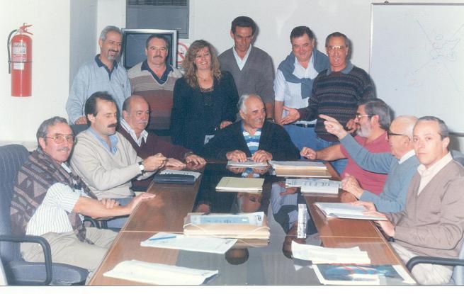 En 1993, junto a los integrantes del Consejo de Administración de la CEyS. De izq. a der., Cándido Martín, Omar Malondra, Sixto Font, José Abel Tártara, Fabiano, Araceli Foglia, Víctor Ascencio, Raúl Porthé (sentado), Juan C. Bibiloni, José María Roggero, Horacio Pirotta, J. F. Emilio Naudín y Ernesto Horcada. Este fue el primer Consejo que integró Omar Malondra, en calidad de miembro titular.