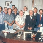 En 1997, Omar Malondra junto a los integrantes del Consejo de Administración de la CEyS y al Intendente Municipal Jesús A. Blanco, durante la firma del contrato de concesión del servicio eléctrico.