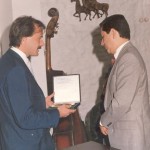 Entregando un presente al Embajador de México en Argentina, licenciado Ovella Fernández, en ocasión de su visita a 9 de Julio, en 1985. En esa oportunidad se le impuso el nombre de «República de México» a una calle del Barrio Parque «Julio de Vedia».