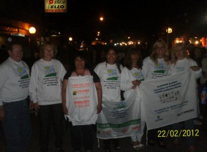 Luciana Guillermina Salinas en La Peatonal junto a integrantes del Grupo"Manhala"