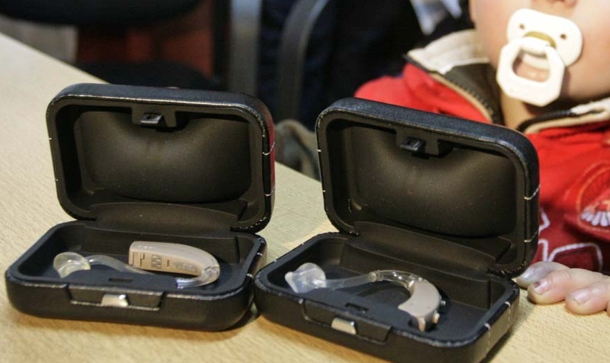 Audífonos e implantes cocleares gratuitos para promover la integración social de los niños sordos