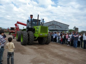 Desfile de maquinaria agrícola en el sector de la Expo.