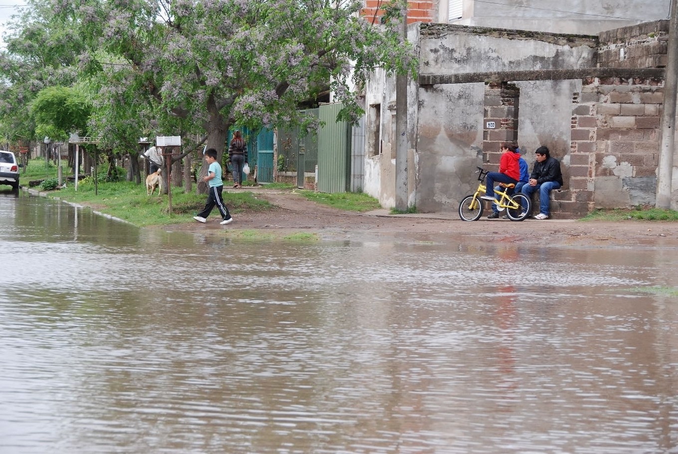 Hay evacuados y rutas anegadas por temporal de lluvia y viento