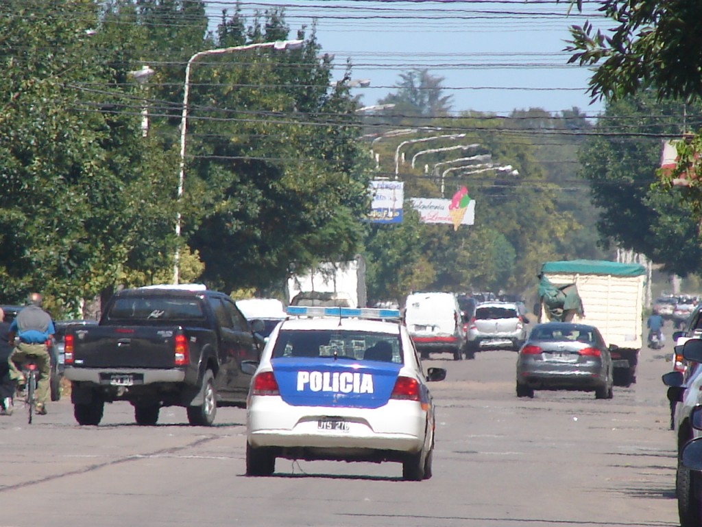 movil-policial-por-la-ciudad