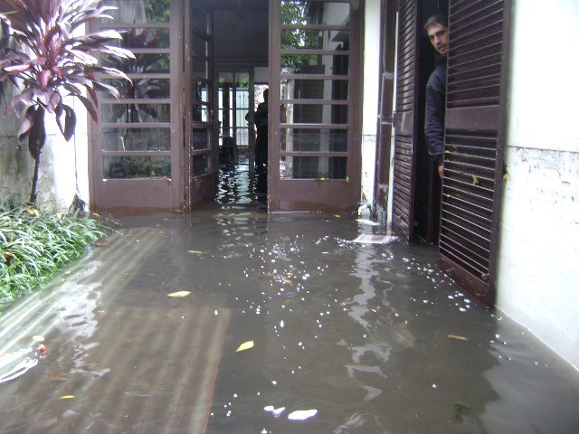 La casa del CUN de calle 10 quedó bajo agua en La Plata