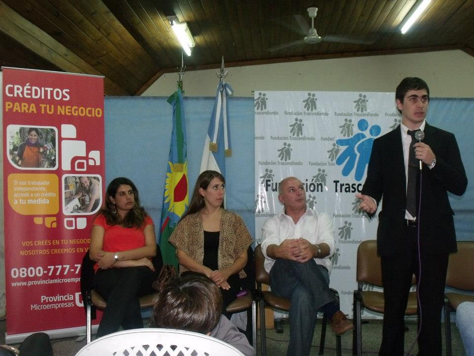 Charla sobre el programa crediticio para microempresas
