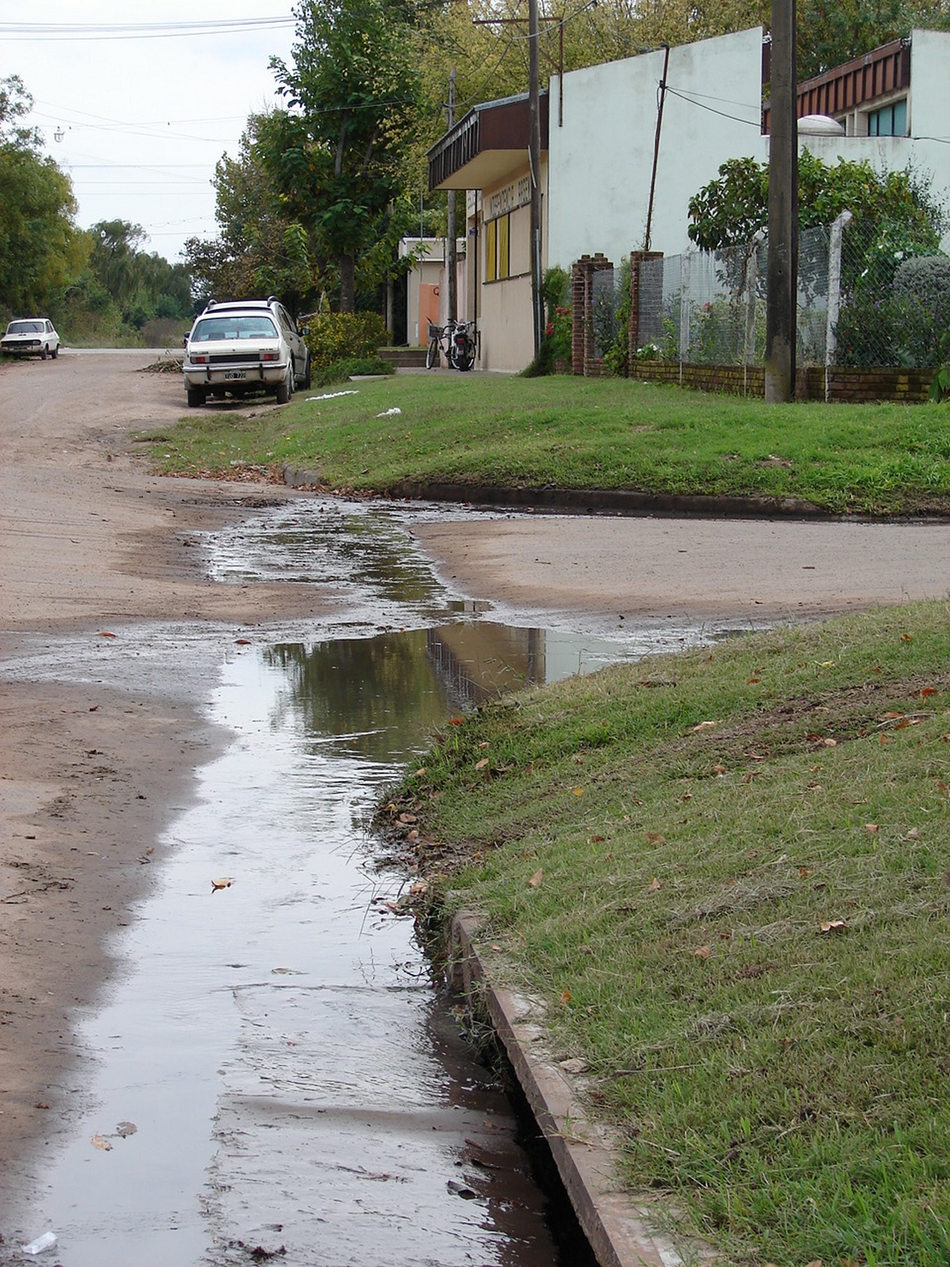 Líquidos cloacales en calle Gardel