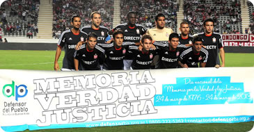 La Defensoría del Pueblo entregó 30.000 poemas de un autor desaparecido, en estadios de fútbol