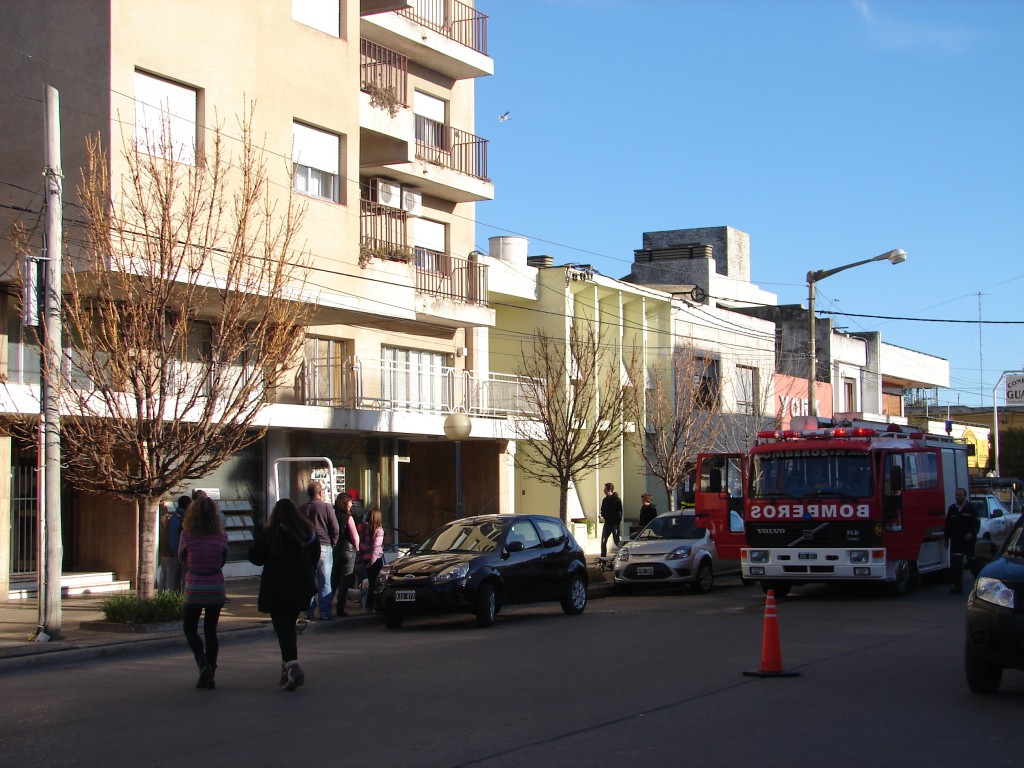 bomberos en edificio mitre