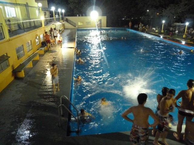 Exitosa experiencia: pileta nocturna