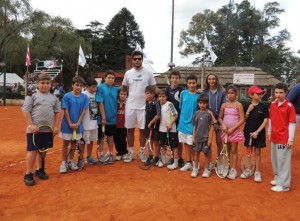 Acasuso junto a los tenistas participantes del Club San Martin