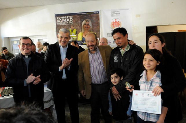 El cura párroco de Coronel Vidal, Aberto Abeldaño, el presidente de la cámara de Diputados de la Nación, Julian Dominguez; el intendente de Coronel Vidal, Jorge Peredi y una de las 37 familias beneficiadas