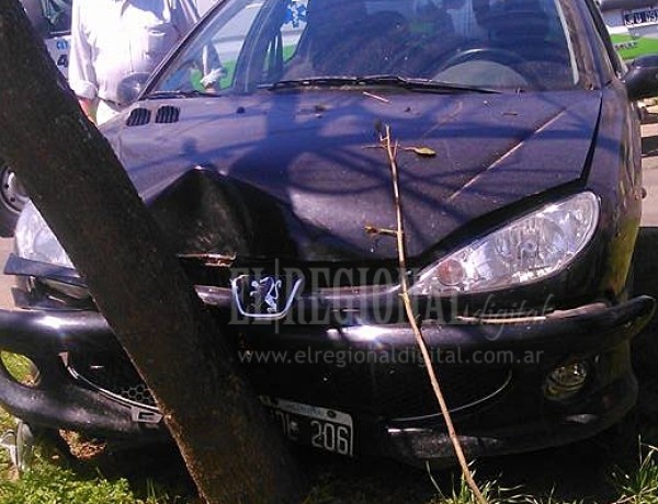 Accidente: un automóvil terminó en la rambla