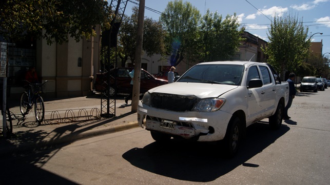 Un auto quedó en la puerta de «EL 9 DE JULIO»
