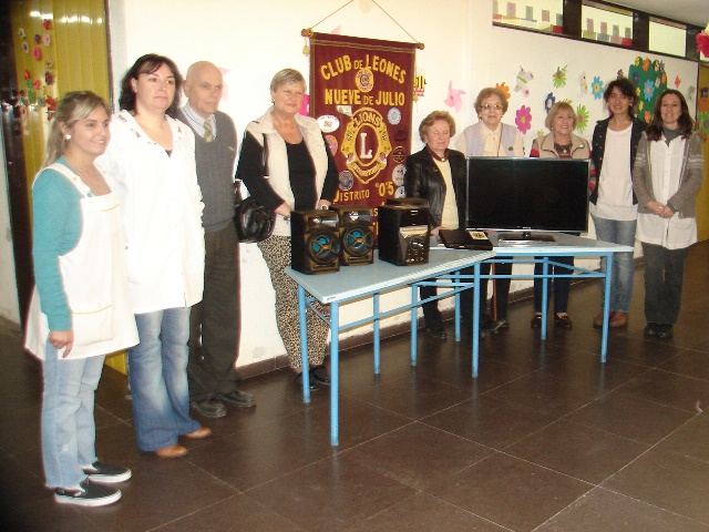 Donación del Club de Leones para la Escuela Nº 50