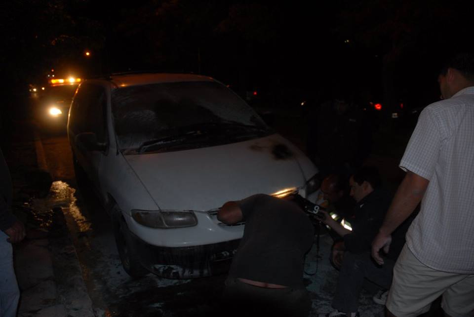 Tras un desperfecto eléctrico se generó un incendio en un automóvil