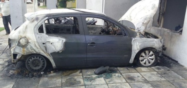 Incendio de un automóvil en la madrugada