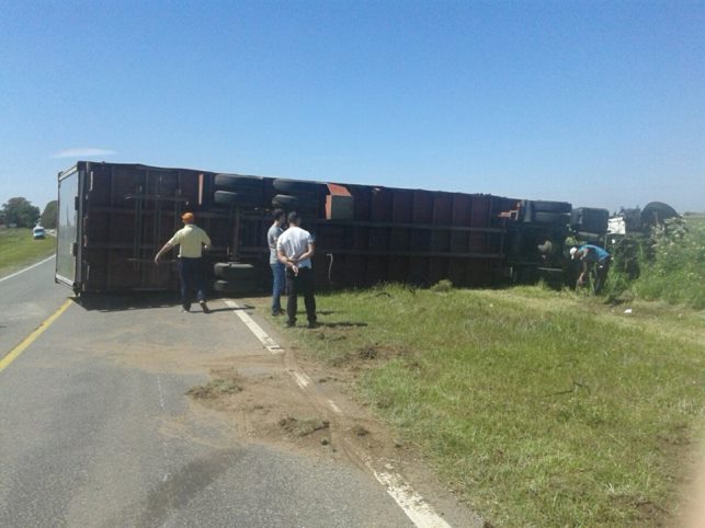 Un camionero de 9 de Julio volcó en Ruta 65