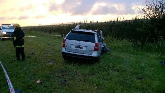 accidente13-El automovil termino a escasos dos metros de una zanja profunda