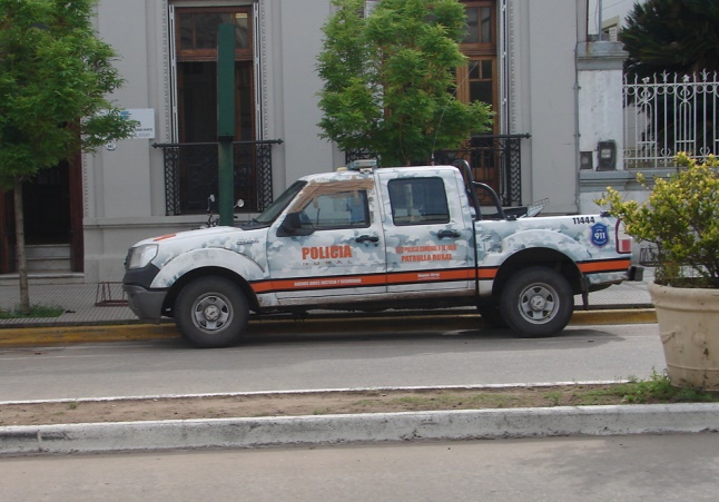 Robo y daños en un campo
