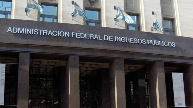 Compras con tarjeta en dólares antes del 16 de diciembre no pagarán retención de ganancias