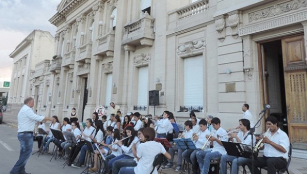 A cargo de la Banda Municipal «Ensayo en la vereda»