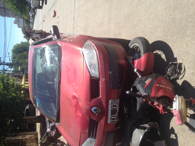 Tremendo impacto entre auto y moto