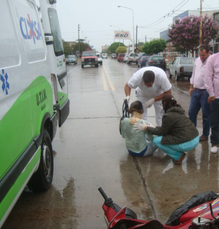 Accidente sin consecuencias entre un auto y un ciclomotor