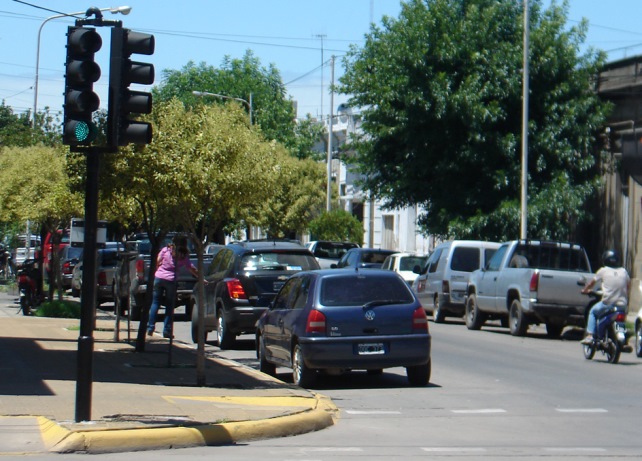 Una moto chocó una camioneta estacionada