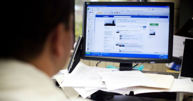 Violencia de género: investigan a un joven que publicó fotos íntimas de su ex novia en Facebook