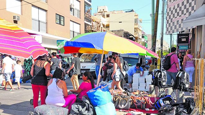 Buscan trasladar a manteros de Once y Flores a predios cerrados
