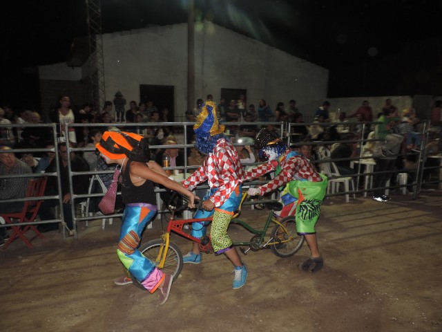 Patricios empezó con su fiesta popular y el público acompañó en la primera Noche de Corsos