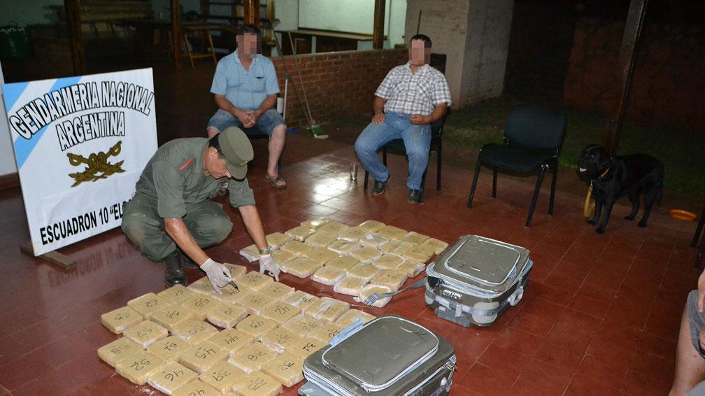 Secuestraron 48 kilos de marihuana ocultos en la bodega de un micro