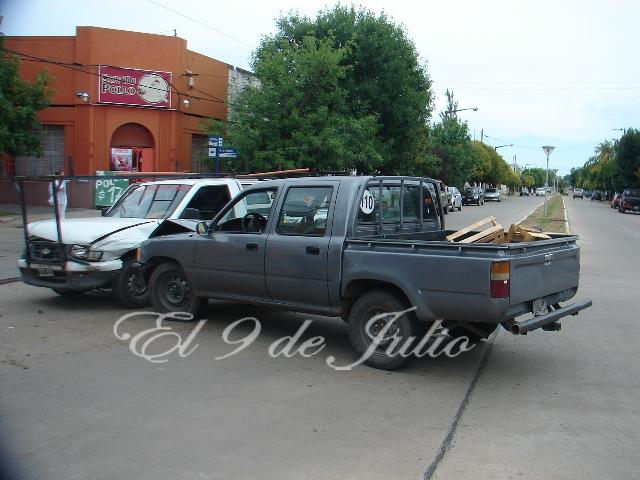 Colisionaron dos pick ups