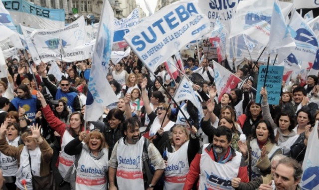 Docentes bonaerenses rechazan techo en paritarias e insisten con aumentos de entre un 35% y 40%