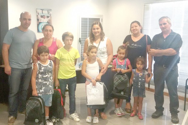 Sindicato de Choferes entrega guardapolvos y útiles escolares